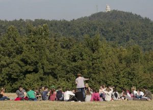 「教える」は英語で何と言う?日本人がよく間違える英語:「teach」と「tell」の違い